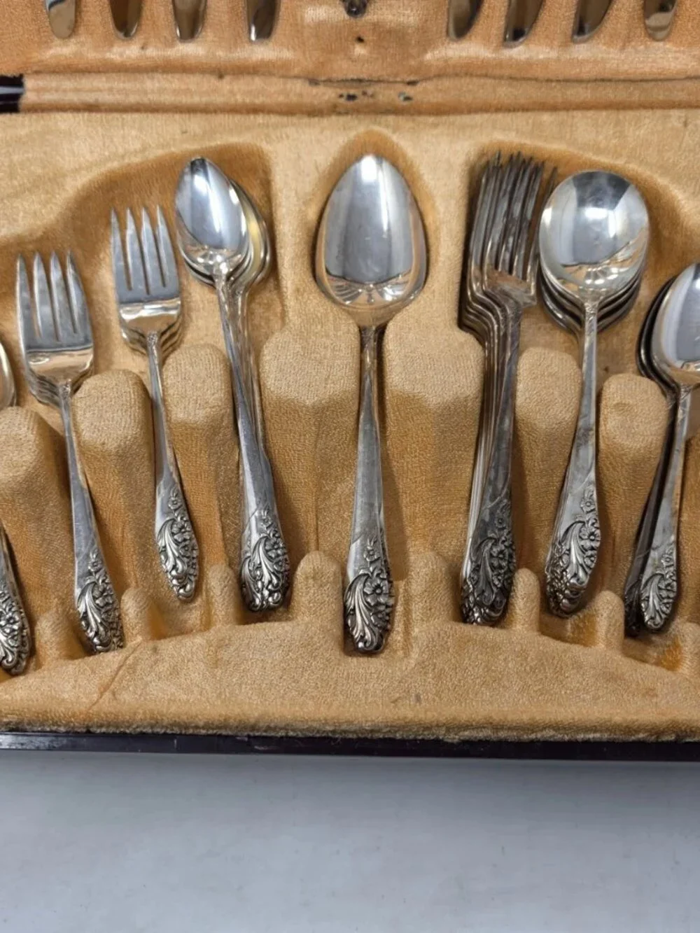 54 Piece Oneida Community Evening Star SILVERPLATE Flatware Set In Bakelite Case